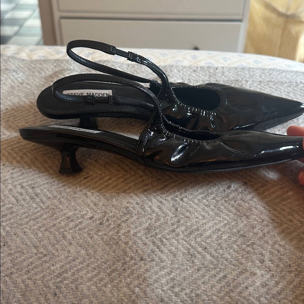 Steve Madden Black Patent Kitten heel - Picture 2 of 3